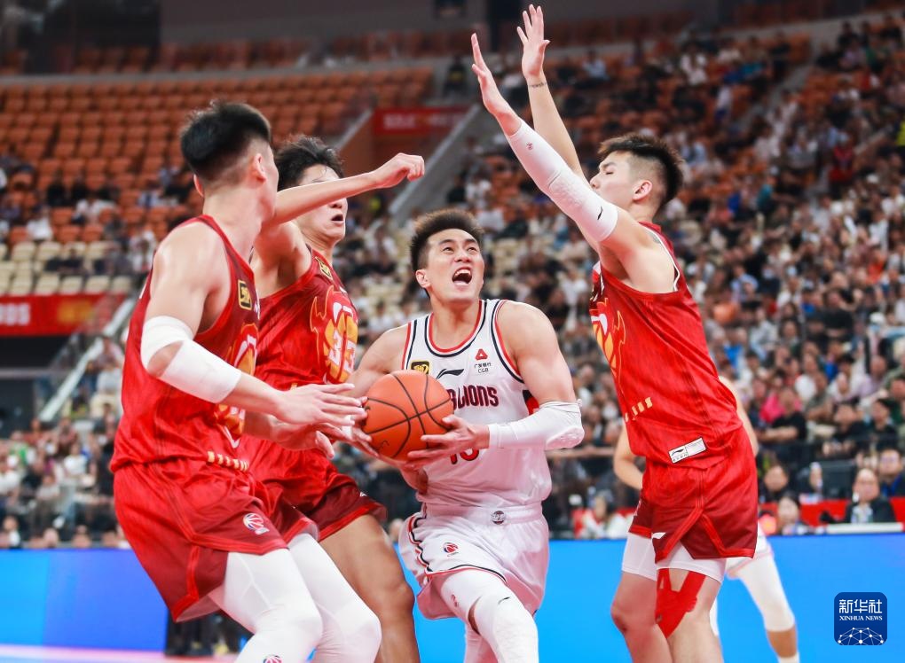 云鼎娱乐转会期深圳男篮调整名单以备CBA常规赛；豪取连胜环节打磨；质疑声仍在；赛程密集仍需轮换的简单介绍